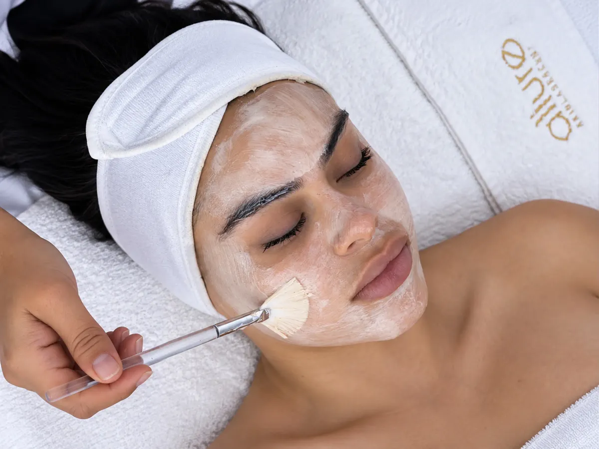 Facial en Allure Skin: mascarilla aplicada con brocha sobre el rostro de una clienta