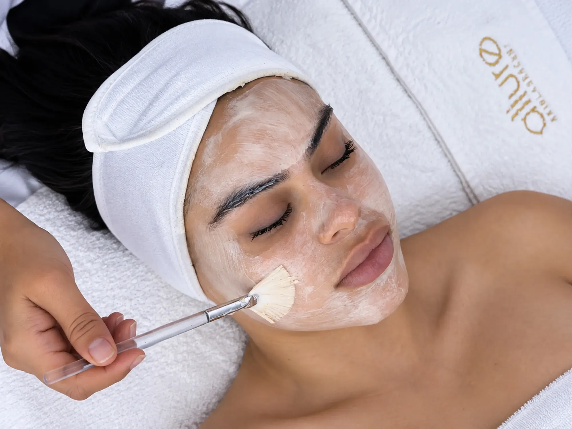 Facial en Allure Skin: mascarilla aplicada con brocha sobre el rostro de una clienta