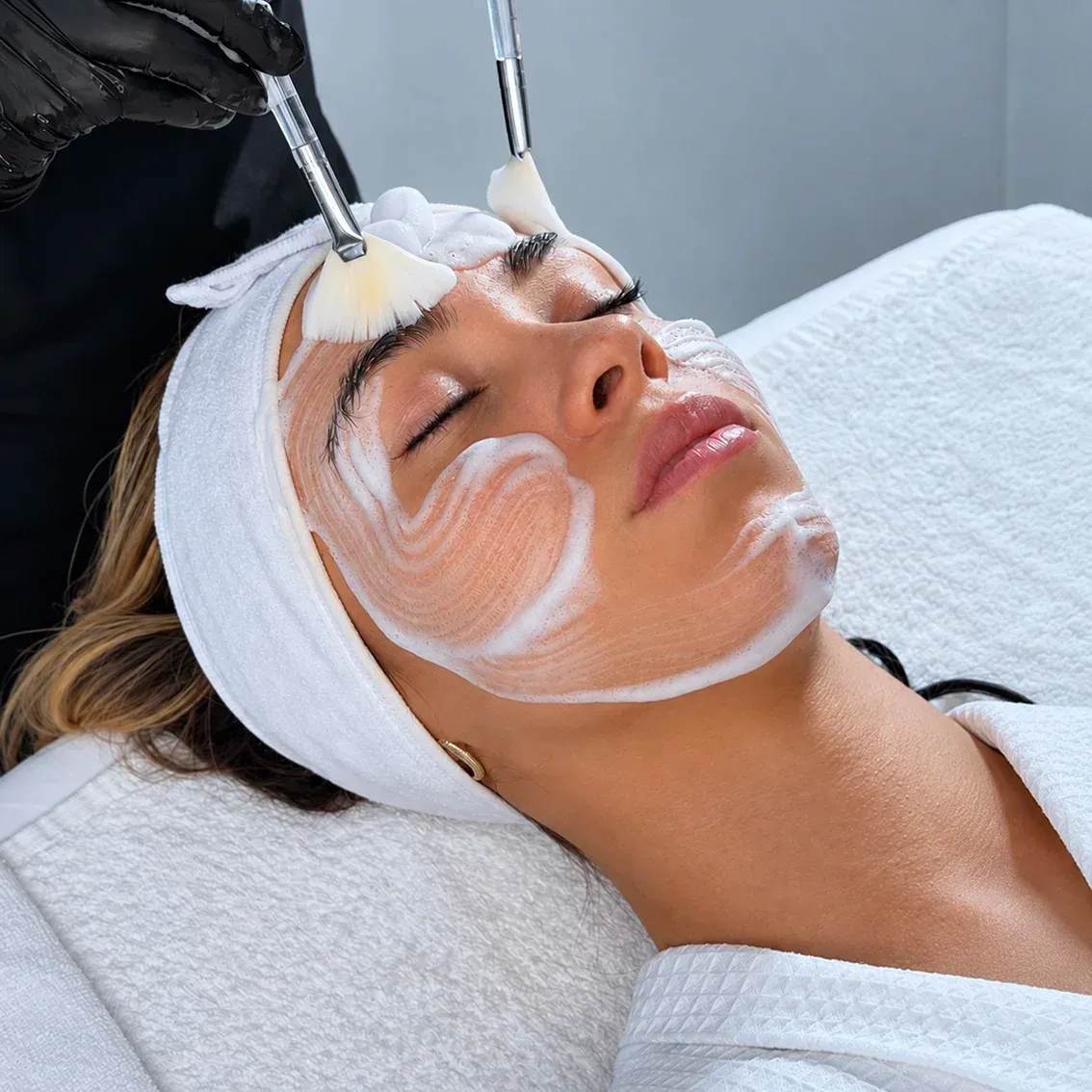 Limpieza facial con espuma aplicada con brochas en Allure Skin